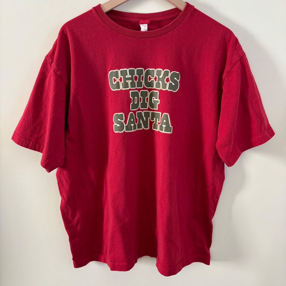 Red Chicks Dig Santa Graphic T-Shirt Mens XL Short Sleeve Holiday Tee
